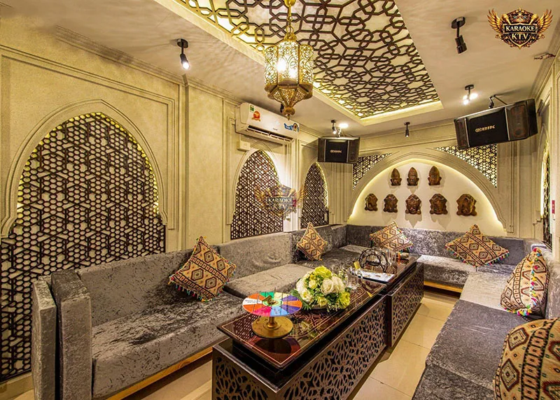 Không chỉ để hát, ICOOL còn chinh phục khách hàng bằng thực đơn ẩm thực công phu, sắc vị đậm đà.