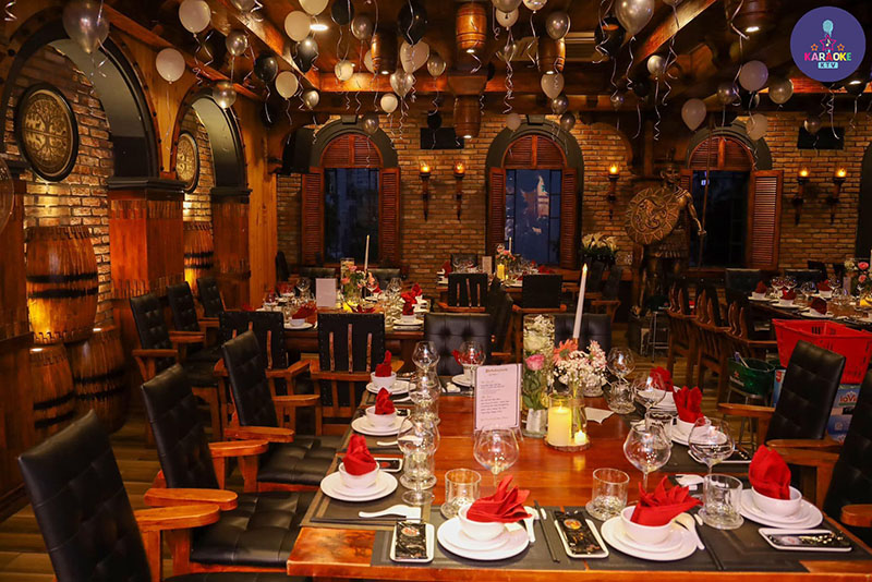 Menu ẩm thực và danh mục rượu vang đặc sắc