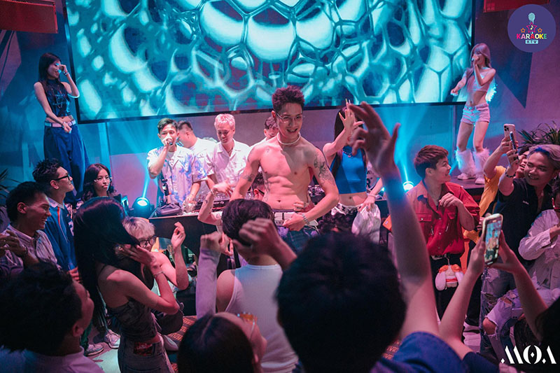 Menu đồ uống, ăn uống và ưu đãi tại M.O.A