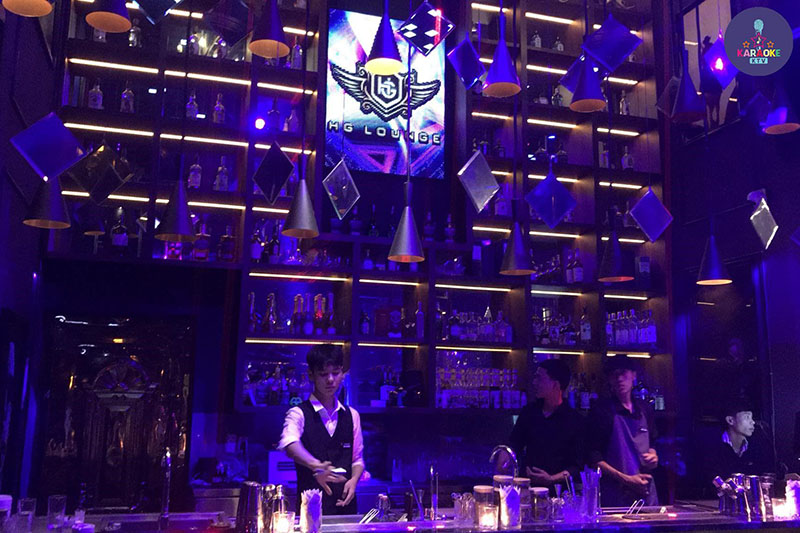 Menu đồ uống đa dạng với cocktail sáng tạo