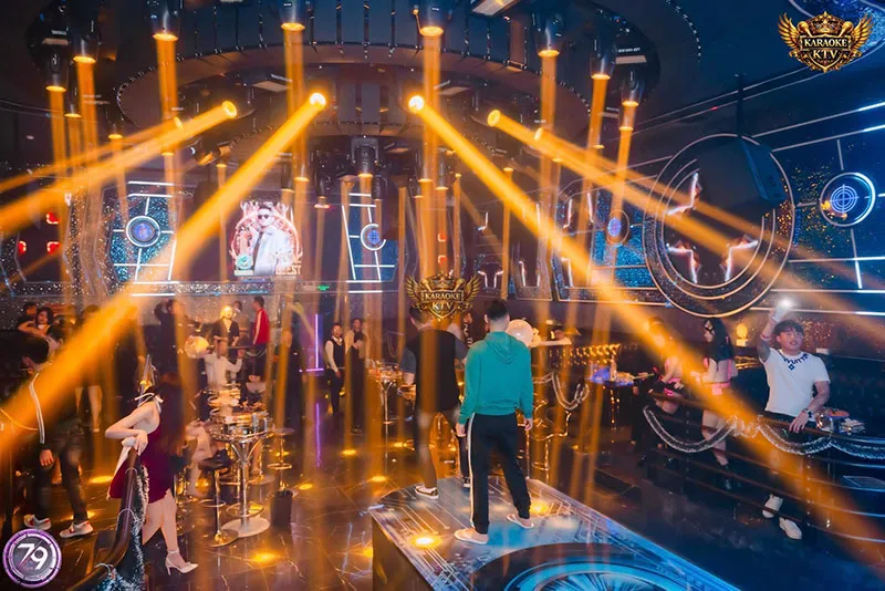 Đa dạng sự lựa chọn với tháp bia mát lạnh, rượu ngoại và đĩa trái cây tươi nhiệt đới bắt mắt