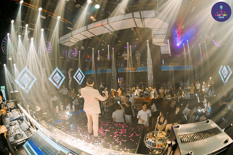 Menu đồ uống hấp dẫn và dịch vụ đặt bàn tại Boss Club