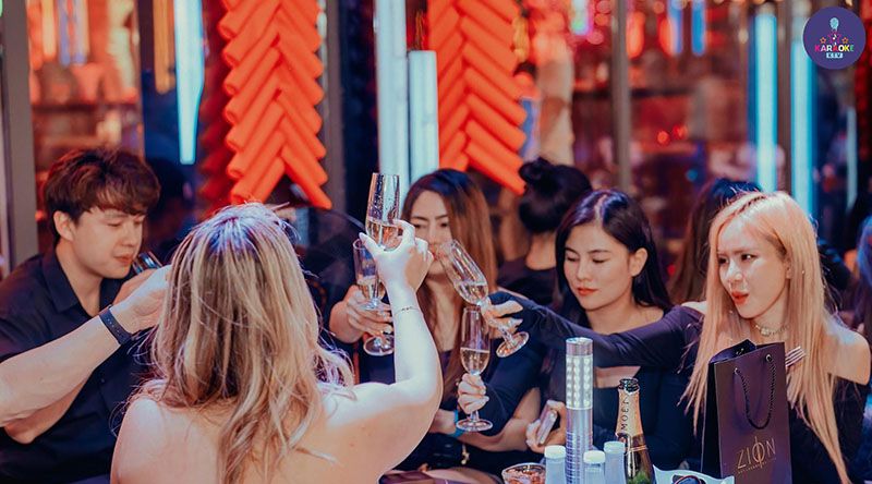 Menu đồ uống và ẩm thực đa dạng