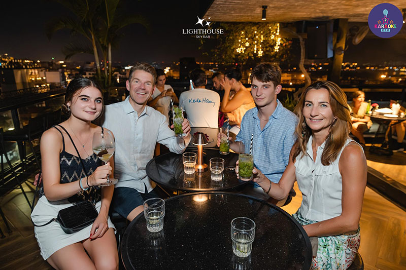 Menu đồ uống và ăn nhẹ tại Lighthouse Sky Bar