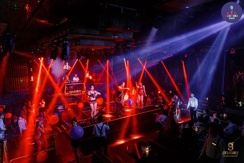 Menu tại Grammy Club đa dạng với cocktail sáng tạo, rượu mạnh cao cấp, bia tươi và đồ uống không cồn