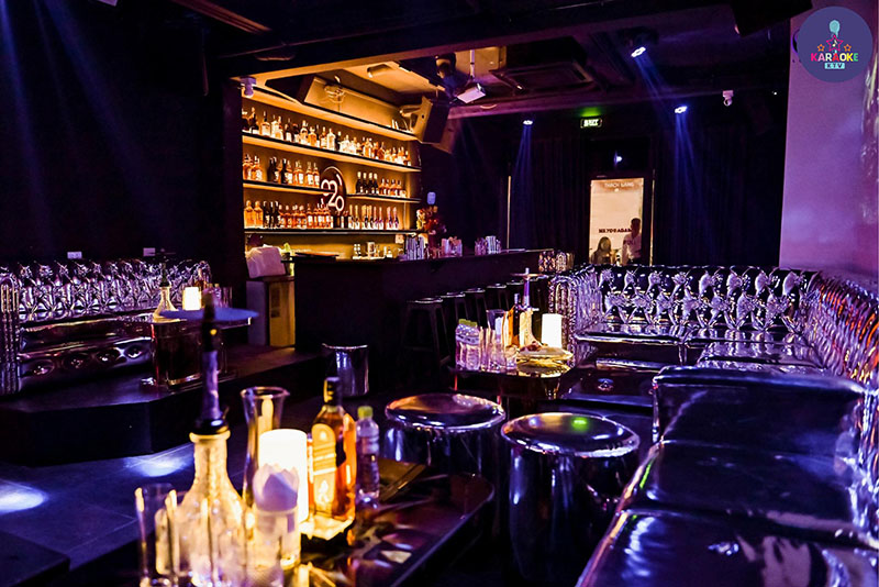 Menu tại O20 Bar đa dạng với hàng trăm loại đồ uống, tập trung vào cocktail sáng tạo