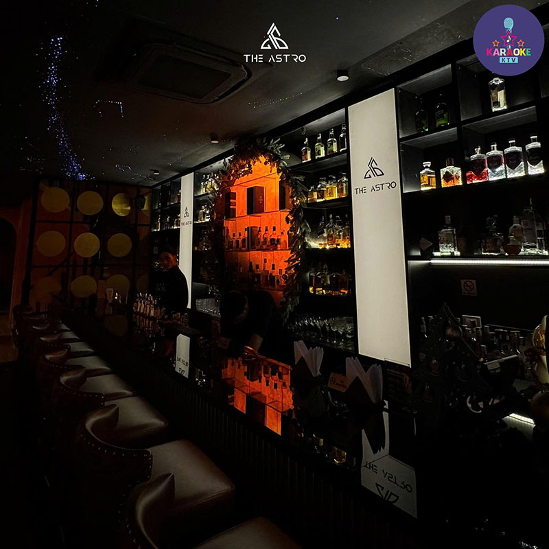 Menu tại The Astro tập trung vào whisky hảo hạng và cocktail signature