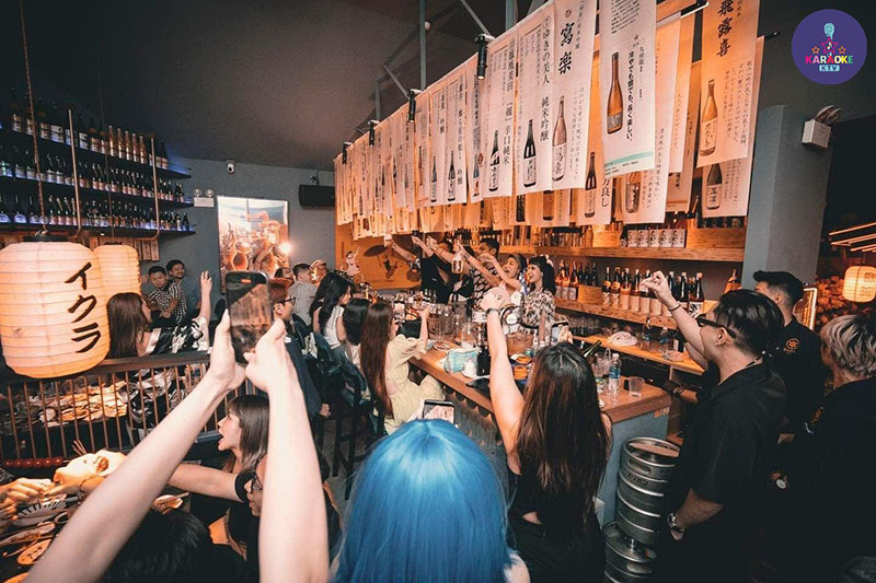 Mọi chi tiết tại số 63 Hàm Long đều phục vụ cho một kịch bản tiệc tùng hoàn hảo