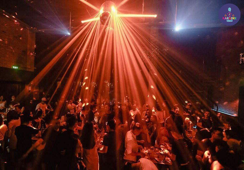 Molly - 35 Hàng Buồm nổi bật với dòng nhạc EDM, house và các track trending