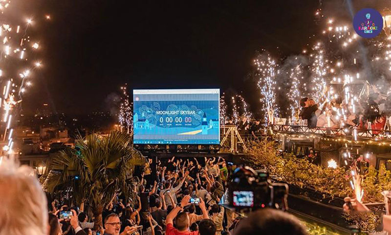 Moonlight Sky Bar nổi bật với thiết kế Indochina sang trọng, kết hợp kính, kim loại và gỗ tạo bảng màu đen - xám - kem tinh tế