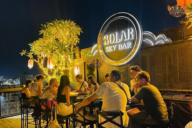 Biểu tượng ngọn hải đăng đỏ - trắng độc bản vươn lên giữa bầu trời Hà Nội