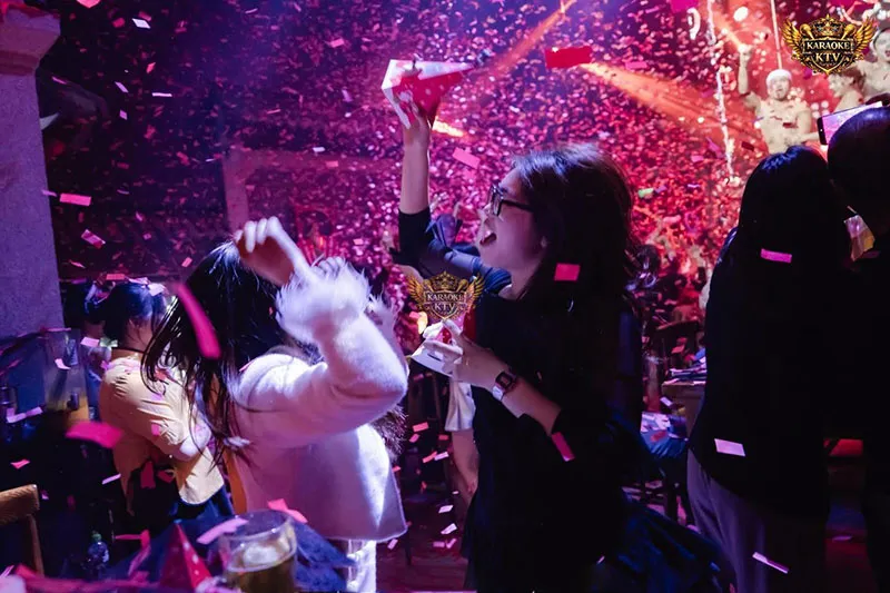 Sân khấu hoành tráng - nơi âm nhạc trở thành linh hồn dẫn dắt mọi cảm xúc.