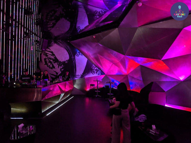 T - Club nổi bật với danh mục bài hát khổng lồ, cập nhật liên tục các bản hit mới nhất từ nhạc Việt