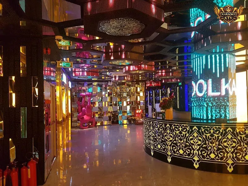 Phong cách thiết kế Industrial góc cạnh nhưng được phủ tông vàng gold vương giả cực chất.