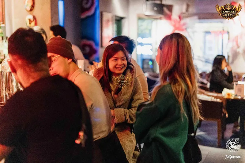 Nép mình khiêm tốn trên con phố Đặng Dung tĩnh lặng, rợp bóng cây.