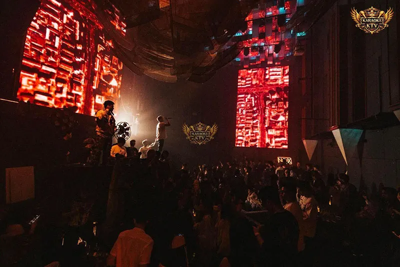 Bữa tiệc của những chai Champagne phát sáng và rượu ngoại đắt đỏ bậc nhất.