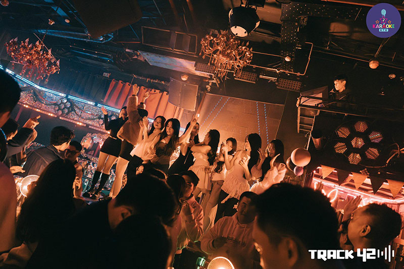 TRACK 42 tự hào là "Biggest R'n'B cocktail venue in Hanoi" với dòng nhạc chính là R'n'B