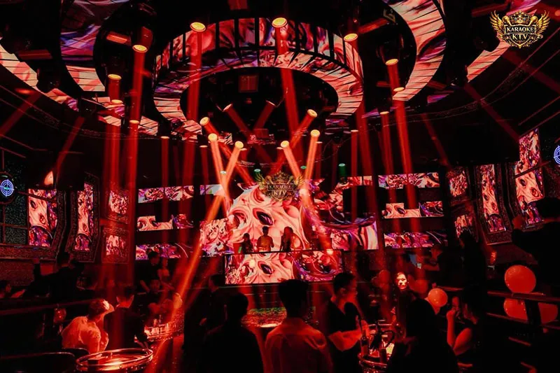 Tách biệt hoàn toàn với thế giới bên ngoài, đắm chìm vào áp lực âm thanh cuồng nhiệt