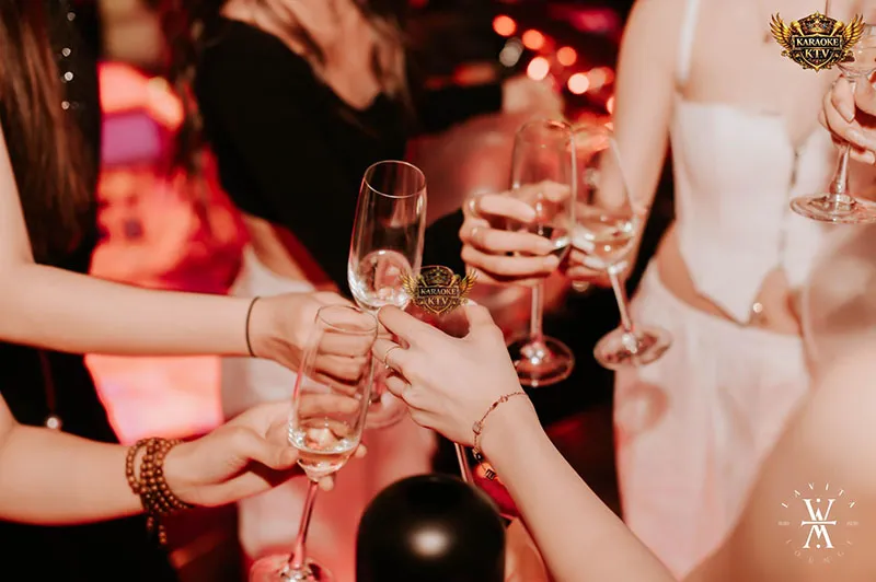 Nơi ánh đèn vàng dịu mắt và hương cà phê mộc thay thế cho tiếng bass ồn ào.