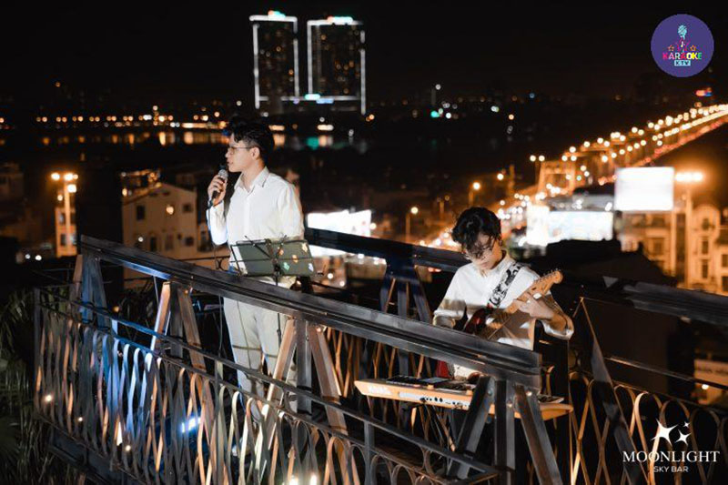 Từ Moonlight Sky Bar, bạn có thể ngắm toàn cảnh Hà Nội