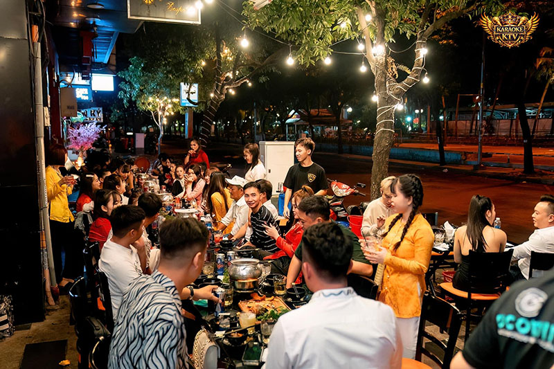 100% Food & Beer tọa lạc tại địa chỉ 208 Lê Lai, Phường Phạm Ngũ Lão (hoặc Bến Thành), Quận 1, TP. Hồ Chí Minh