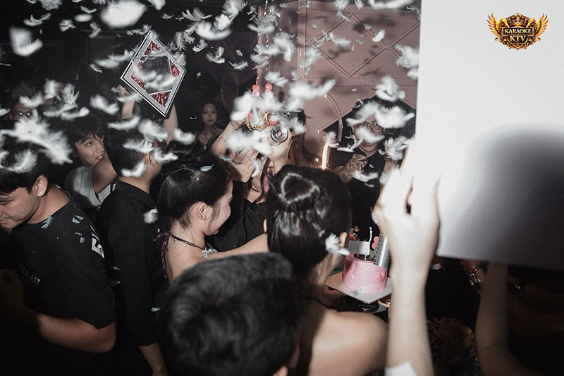 Những ly đồ uống lung linh dưới ánh đèn mờ sẽ là background hoàn hảo cho story Instagram của bạn!