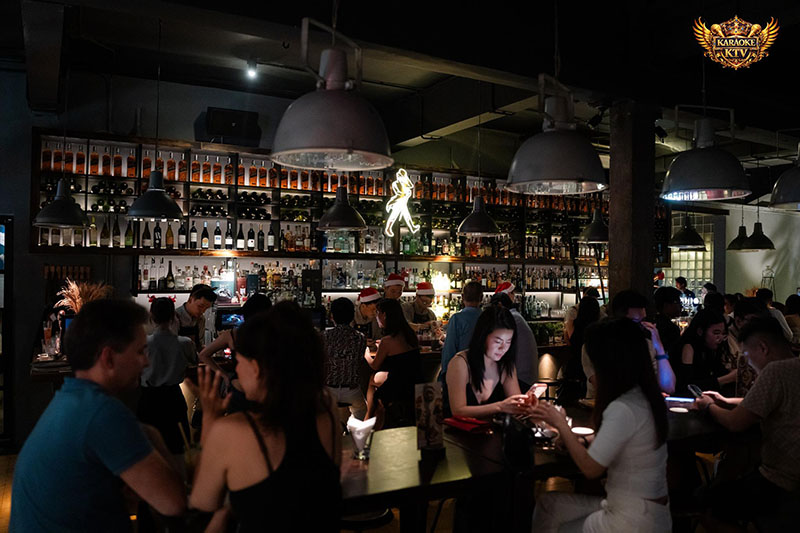 Layla Bar nổi bật với phong cách hiện đại, sang trọng nhưng không kém phần ấm cúng