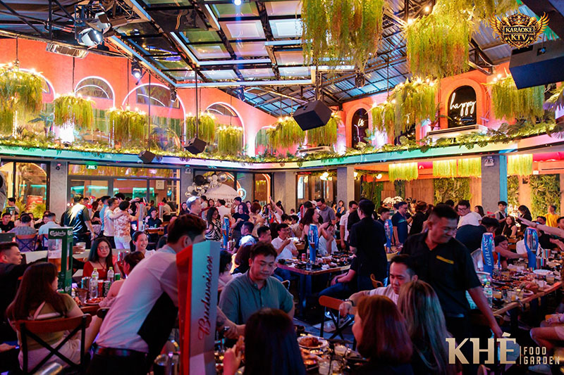 Không gian tại Khè Food Garden được thiết kế theo phong cách sân vườn kết hợp hiện đại