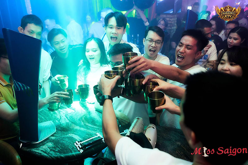 Thực đơn tại Miss Saigon tập trung mạnh vào đồ uống đa dạng