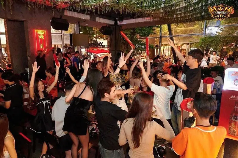 Hệ thống âm thanh ánh sáng chuẩn Club đưa cảm xúc thăng hoa.