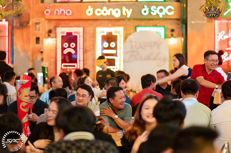 Âm nhạc tại Sạc Station luôn đa dạng và cập nhật theo xu hướng