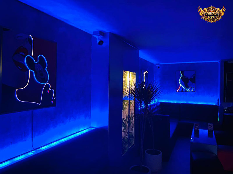 Bước vào Cinderland, bạn sẽ ngay lập tức bị cuốn hút bởi sự kết hợp hoàn hảo giữa sự tối giản và ma mị