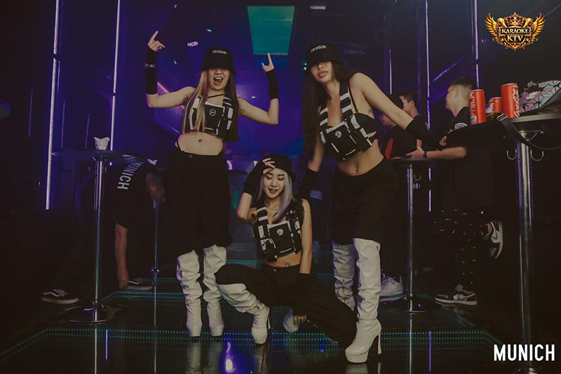 Dance floor bùng nổ năng lượng, nơi mọi người cùng hòa nhịp với beat EDM mạnh mẽ