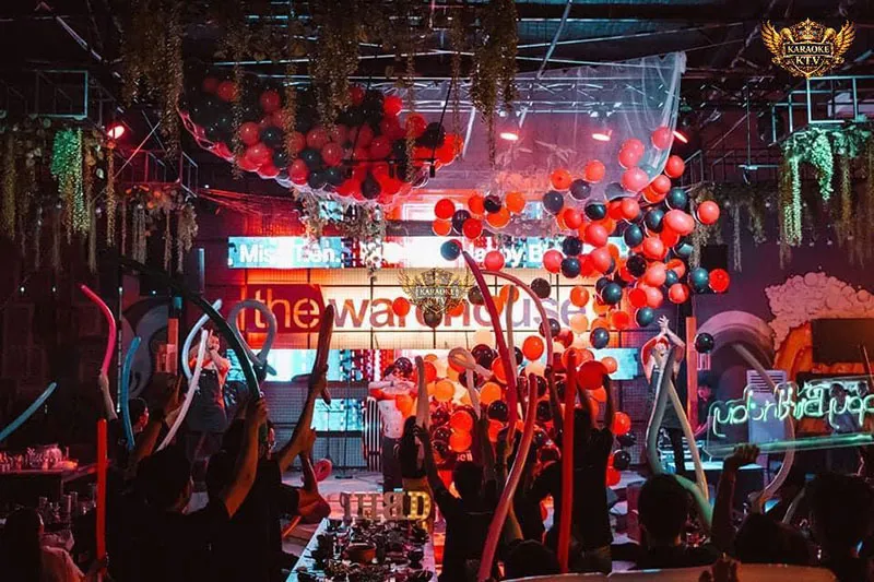 Hãy lên đồ thật phong cách để tận hưởng đêm tiệc trọn vẹn.