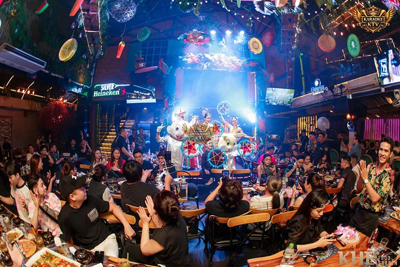 Sự kết hợp hoàn hảo giữa âm nhạc bùng nổ và hệ thống ánh sáng ảo diệu.