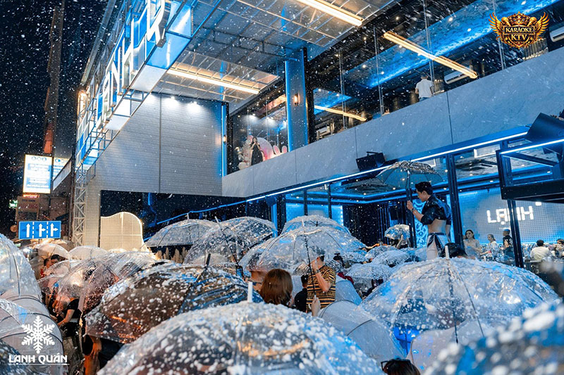 Khách hàng thường khen ngợi Lạnh Quán vì hiệu ứng tuyết rơi độc đáo