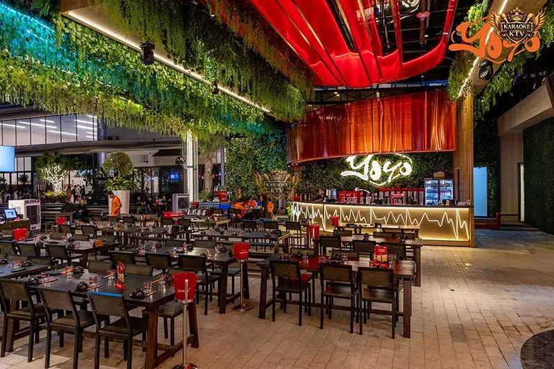 Giao thoa tinh tế giữa khung thép công nghiệp và mảng xanh thiên nhiên.