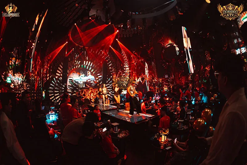 Sự kết hợp hoàn hảo giữa kiến trúc Châu Âu cổ điển và hệ thống ánh sáng hiện đại.