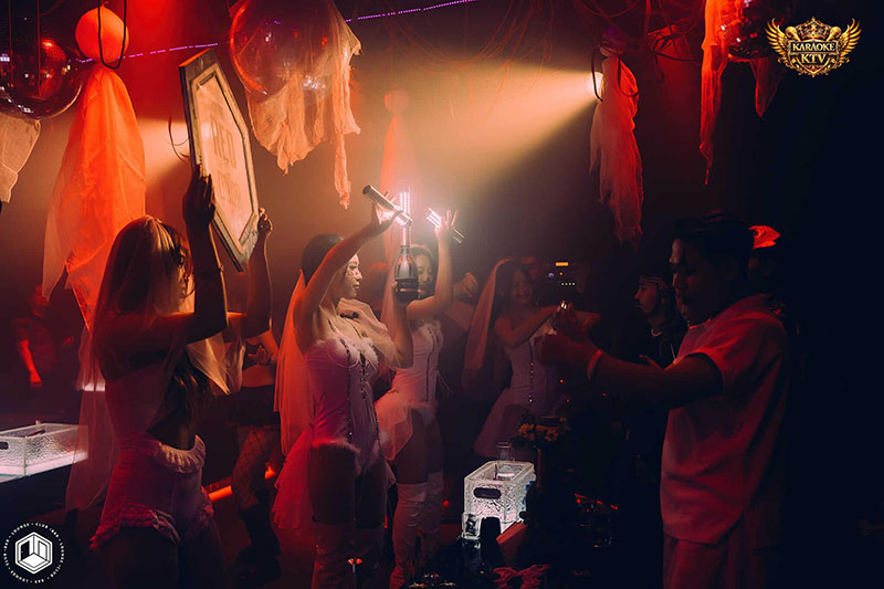 Không gian này không chỉ đẹp mà còn được đầu tư âm thanh chuẩn quốc tế, giúp bạn cảm nhận từng nhịp bass sâu lắng