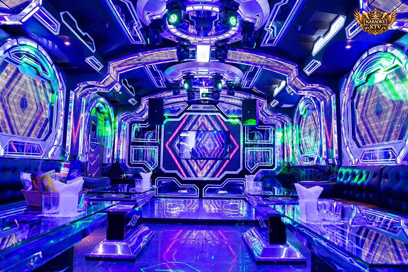 Không gian nội thất đèn neon hiện đại và khu vực sky bar thoáng đãng tại The REC