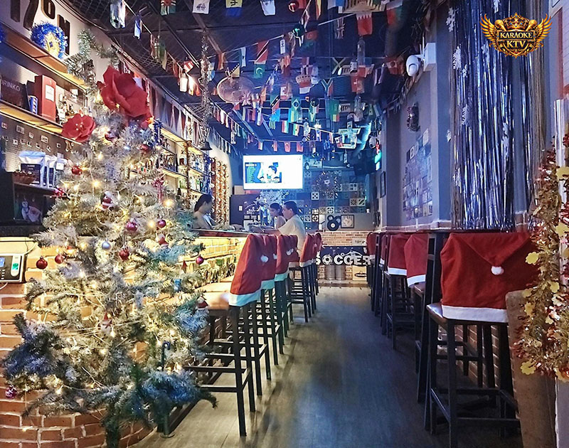 Không gian quán nhỏ gọn nhưng ấm áp, phù hợp cho nhóm 4-8 người hoặc solo chill