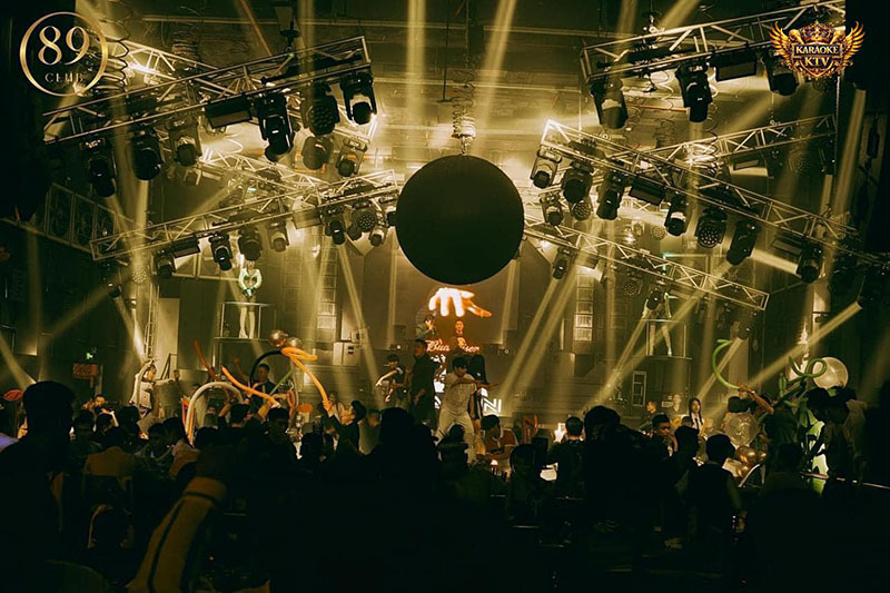 Không gian tại 89 Beer Club - 89 Tân Sơn Nhì được thiết kế theo phong cách beer garden hiện đại