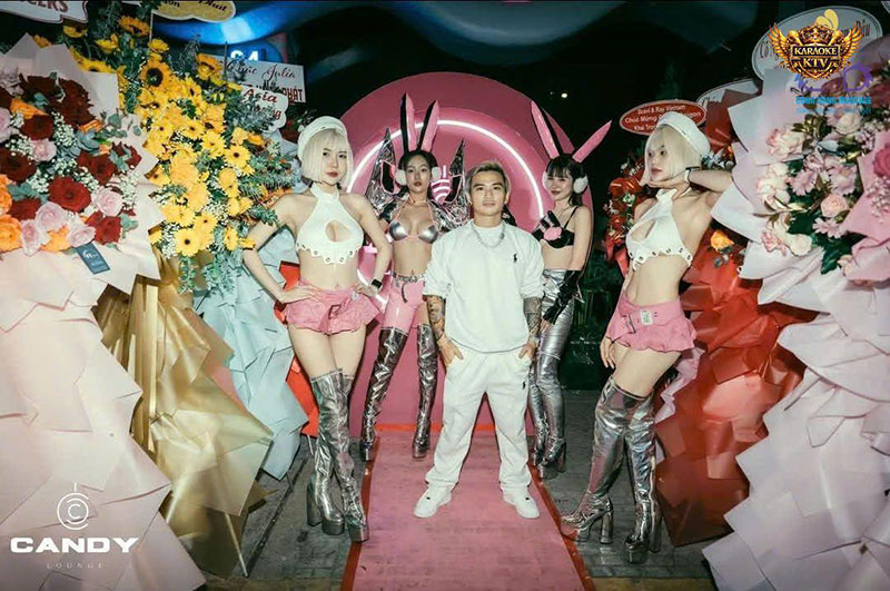 Không gian tại Candy Saigon được thiết kế trẻ trung, với tông màu neon nổi bật