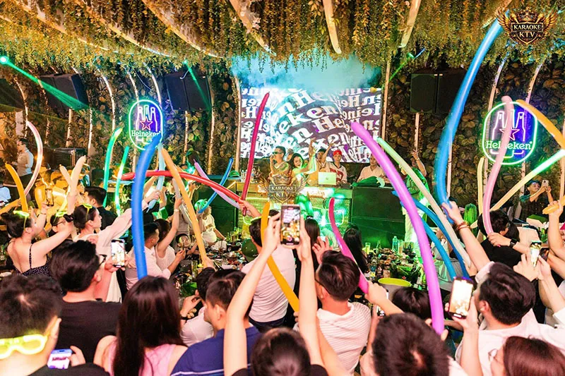 Không gian mở thoáng đãng mang lại trải nghiệm nightlife phóng khoáng.