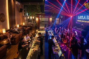 Ảnh đại diện so sánh hai sắc thái của Layla Bar 15B/98 Lê Thánh Tôn: bên trái là quầy bar sang trọng, ấm cúng lúc chập tối; bên phải là không gian tiệc tùng sôi động với đèn laser rực rỡ vào ban đêm