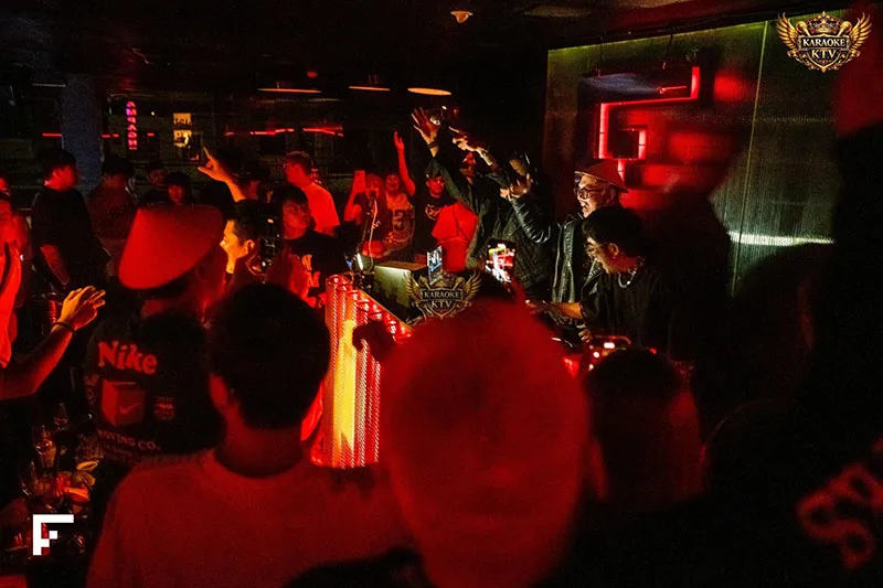 Bảng giá minh bạch với các dòng rượu và cocktail thượng hạng.