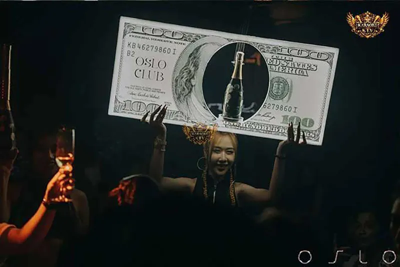 Trải nghiệm vị giác thượng lưu với những chai rượu mạnh và Champagne đắt đỏ.