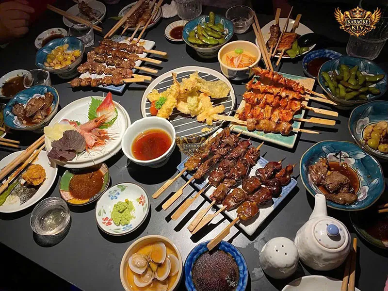 Sự giao thoa hoàn hảo giữa ẩm thực Nhật Bản nguyên bản và phong cách Fusion sáng tạo.