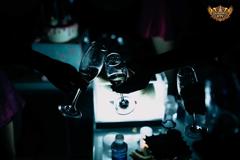 Một trong những lý do Space XX luôn đông khách chính là combo thức uống siêu hời