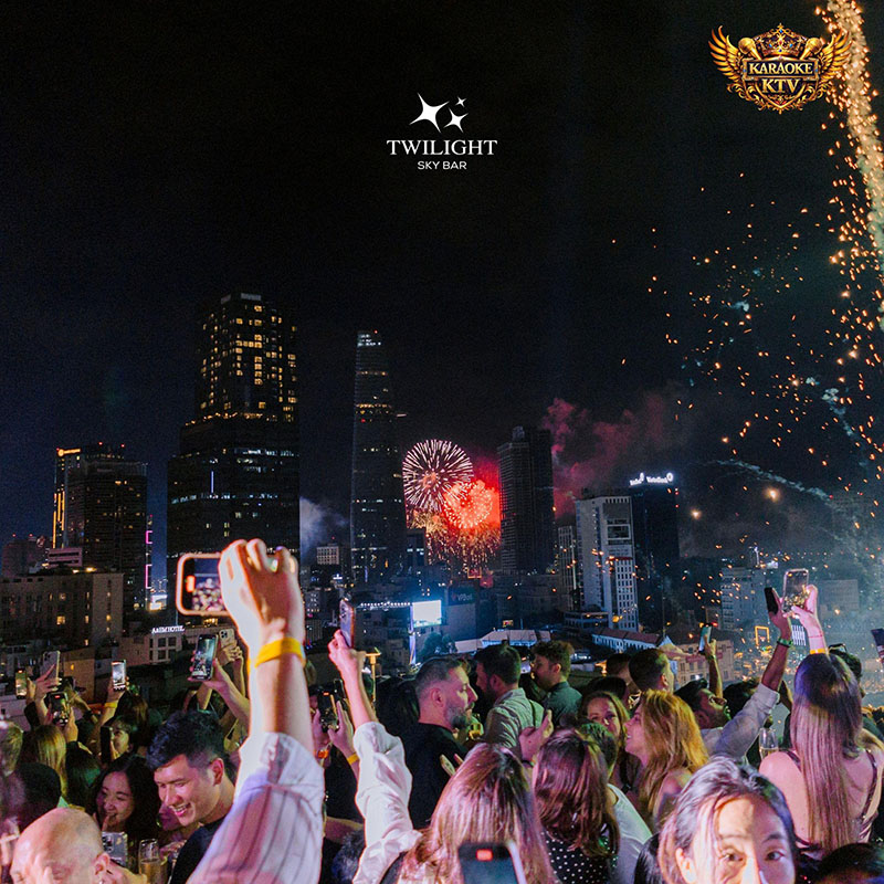 Một trong những lý do Twilight Sky Bar được yêu thích chính là khả năng bắt trọn khoảnh khắc hoàng hôn và đêm Sài Gòn